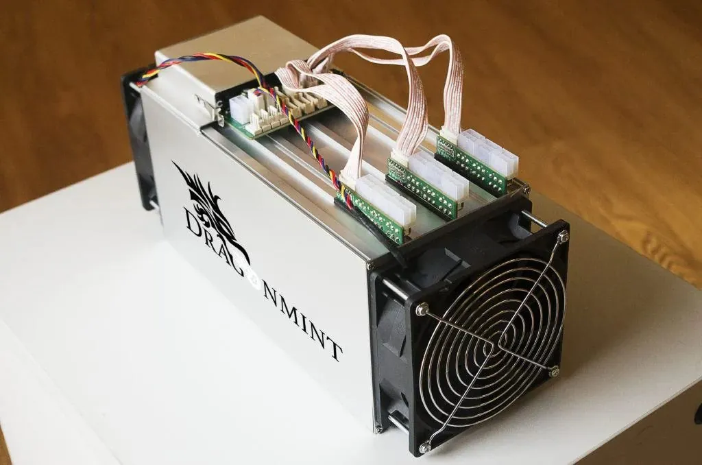 Mesin ASIC untuk menambang Bitcoin.