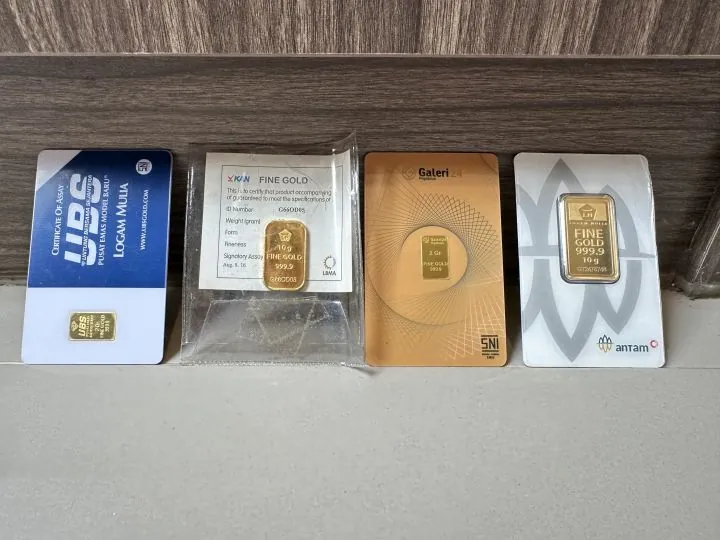 Berbagai produk emas batangan dalam kemasan, termasuk UBS dan Antam.