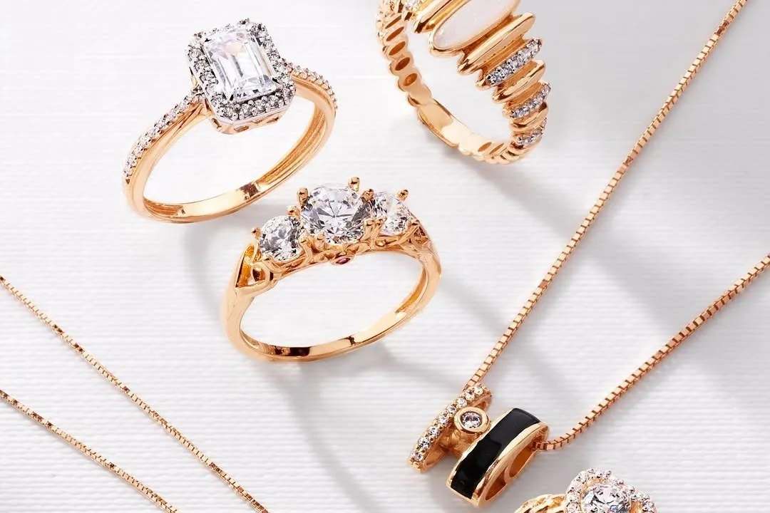 Cincin, anting, dan kalung emas dari The Palace Jeweler.